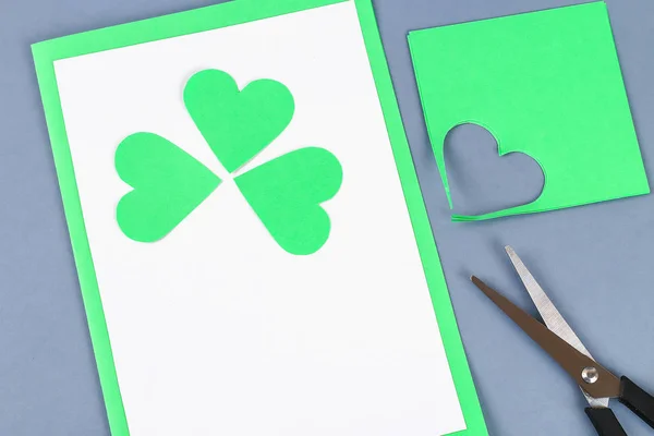 DIY St Patricks Day greeting card wykonane z tektury i papieru koniczyny szare tło. Pomysł na prezent, wystrój — Zdjęcie stockowe
