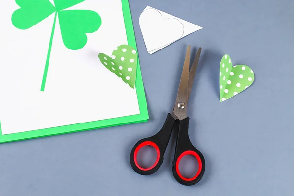 Tarjeta de felicitación Diy St Patricks Day hecha de cartón y tréboles de papel de fondo gris. Idea de regalo, decoración — Foto de Stock