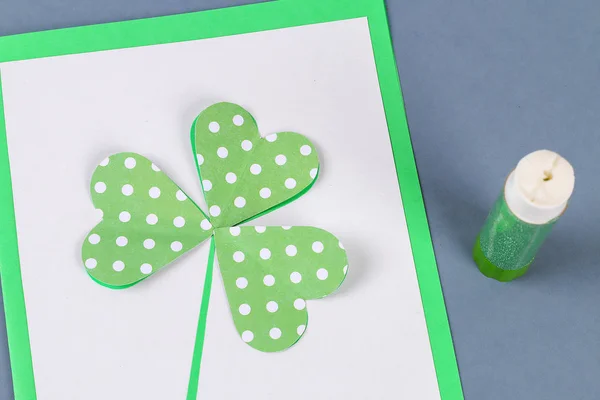Tarjeta de felicitación Diy St Patricks Day hecha de cartón y tréboles de papel de fondo gris. Idea de regalo, decoración — Foto de Stock
