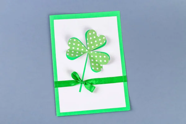 DIY St Patricks Day greeting card wykonane z tektury i papieru koniczyny szare tło. Pomysł na prezent, wystrój — Zdjęcie stockowe