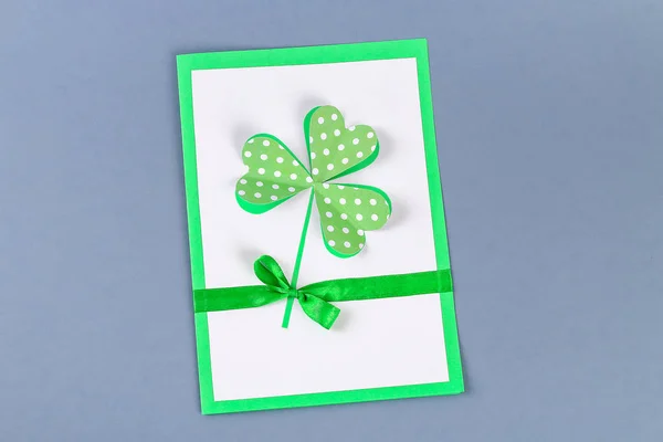 Tarjeta de felicitación Diy St Patricks Day hecha de cartón y tréboles de papel de fondo gris. Idea de regalo, decoración — Foto de Stock