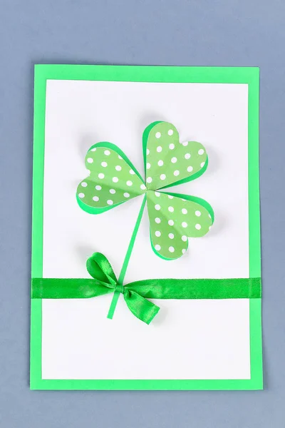 Tarjeta de felicitación Diy St Patricks Day hecha de cartón y tréboles de papel de fondo gris. Idea de regalo, decoración — Foto de Stock