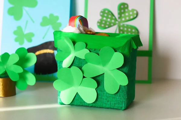 DIY skřítek past s zlatých mincí, rainbow a zelené žebřík St Patricks Day pozadí. — Stock fotografie