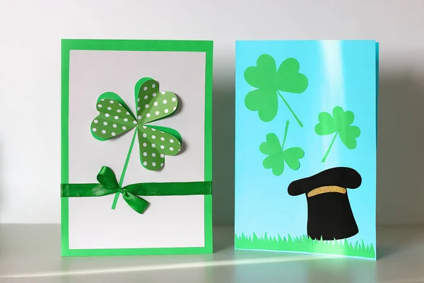 DIY St Patricks Day greeting card wykonane z tektury i papieru koniczyny szare tło. Pomysł na prezent, wystrój — Zdjęcie stockowe