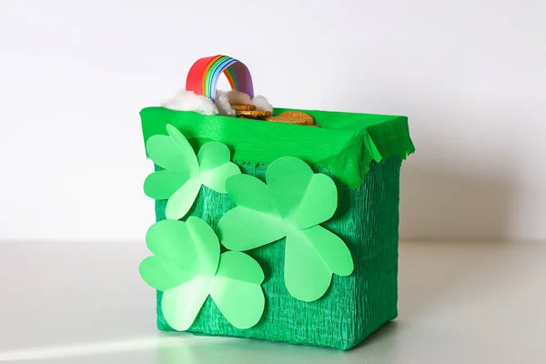 Krasnoludek DIY pułapka z złote monety, tęczy i zielone drabinie St Patricks Day tło. — Zdjęcie stockowe