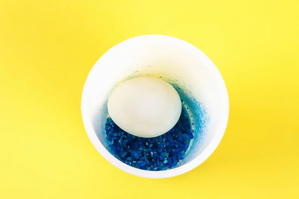 DIY velikonoční vajíčko malované barevné rýže na žlutém podkladu. Výzdoba velikonočních vajec — Stock fotografie
