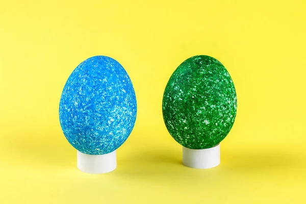 Huevo de Pascua Diy pintado con arroz de color sobre un fondo amarillo. La decoración de los huevos para la Pascua — Foto de Stock