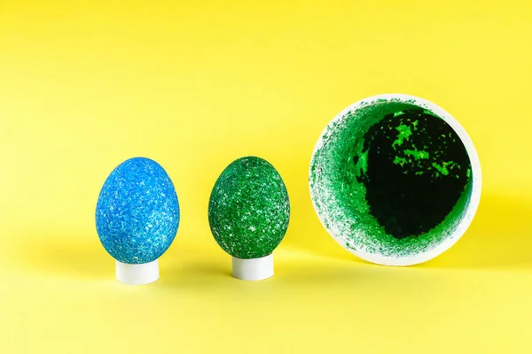 Huevo de Pascua Diy pintado con arroz de color sobre un fondo amarillo. La decoración de los huevos para la Pascua — Foto de Stock