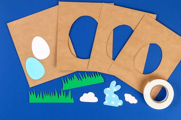 Diy tarjetas de Pascua de papel. Volumen tarjetas de felicitación con un conejo, huevo sobre fondo azul. 3d . — Foto de Stock