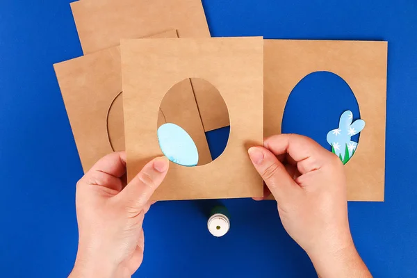 DIY kartki wielkanocne z papieru. Wielkości kartki z bunny, jaj na niebieskim tle. 3D. — Zdjęcie stockowe