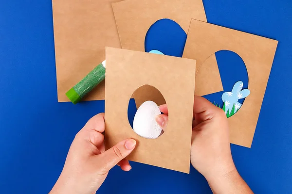 Diy tarjetas de Pascua de papel. Volumen tarjetas de felicitación con un conejo, huevo sobre fondo azul. 3d . — Foto de Stock