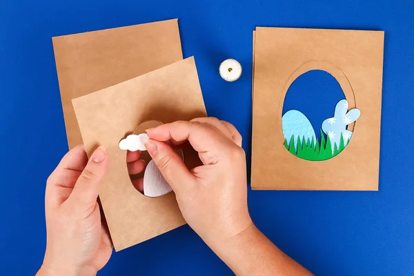 Diy tarjetas de Pascua de papel. Volumen tarjetas de felicitación con un conejo, huevo sobre fondo azul. 3d . — Foto de Stock