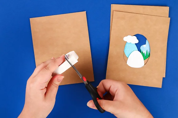 Cartões de Páscoa Diy de papel. Cartões de saudação de volume com um coelho, ovo no fundo azul. 3d . — Fotografia de Stock
