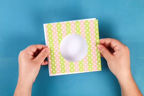 DIY velikonoční karet z papíru. Objem pohlednice s bunny, vejce na modrém pozadí. 3D. — Stock fotografie