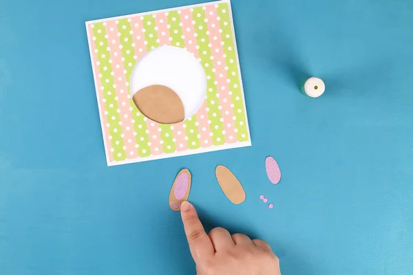 Cartões de Páscoa Diy de papel. Cartões de saudação de volume com um coelho, ovo no fundo azul. 3d . — Fotografia de Stock