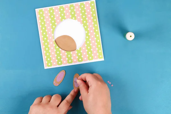 DIY Pasen kaarten van papier. Volume wenskaarten met een paashaas, ei op blauwe achtergrond. 3D. — Stockfoto