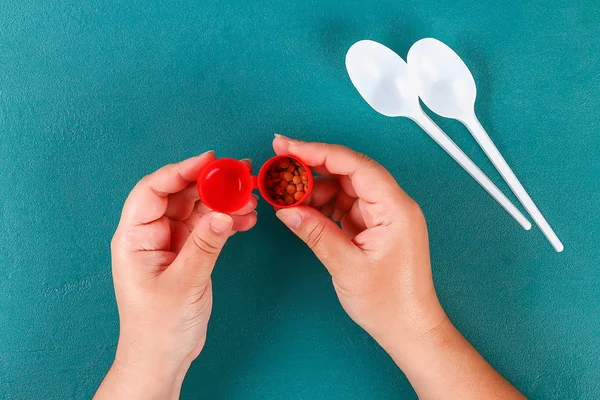 Diy cinco de mayo maracas из яиц, ложек и орехов на зеленом фоне . — стоковое фото