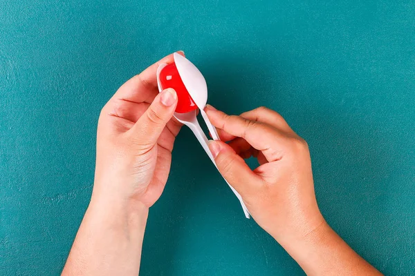 DIY Cinco de Mayo maracas van eieren, lepels en granen op een groene achtergrond. — Stockfoto