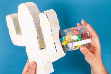 Diy cinco de mayo Meksika Pinata Cactus karton yapılmış, krep kağıt kendi ellerinizi mavi arka plan
