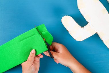 Diy cinco de mayo Meksika Pinata Cactus karton yapılmış, krep kağıt kendi ellerinizi mavi arka plan