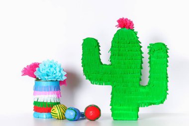 Diy cinco de mayo Meksika Pinata Cactus karton yapılmış, krep kağıt kendi ellerinizi mavi arka plan