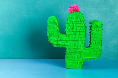 Diy cinco de mayo Meksika Pinata Cactus karton yapılmış, krep kağıt kendi ellerinizi mavi arka plan