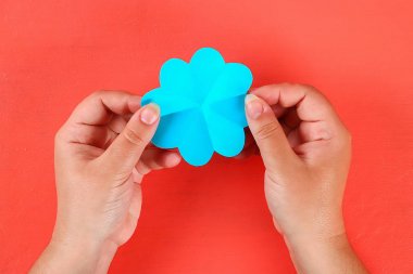 Diy üç boyutlu 3d tebrik kartı bir Yaşayan mercan arka plan anneler günü için çiçek ile.