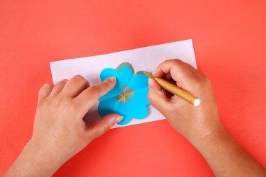 Diy üç boyutlu 3d tebrik kartı bir Yaşayan mercan arka plan anneler günü için çiçek ile.