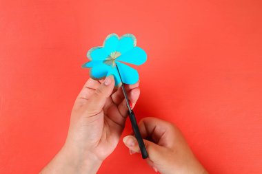 Diy üç boyutlu 3d tebrik kartı bir Yaşayan mercan arka plan anneler günü için çiçek ile.