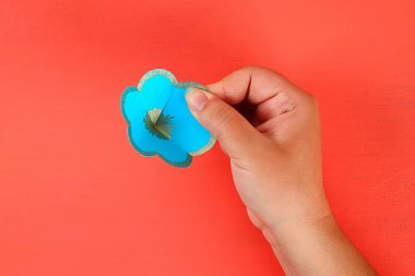 Diy üç boyutlu 3d tebrik kartı bir Yaşayan mercan arka plan anneler günü için çiçek ile.