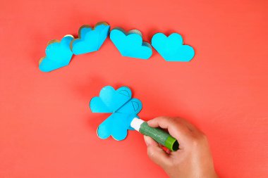 Diy üç boyutlu 3d tebrik kartı bir Yaşayan mercan arka plan anneler günü için çiçek ile.