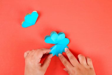 Diy üç boyutlu 3d tebrik kartı bir Yaşayan mercan arka plan anneler günü için çiçek ile.