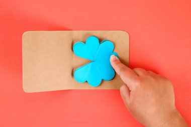 Diy üç boyutlu 3d tebrik kartı bir Yaşayan mercan arka plan anneler günü için çiçek ile.