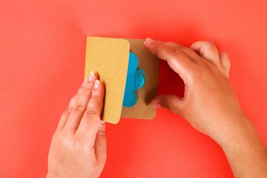 Diy üç boyutlu 3d tebrik kartı bir Yaşayan mercan arka plan anneler günü için çiçek ile.