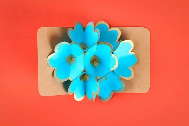 Diy üç boyutlu 3d tebrik kartı bir Yaşayan mercan arka plan anneler günü için çiçek ile.