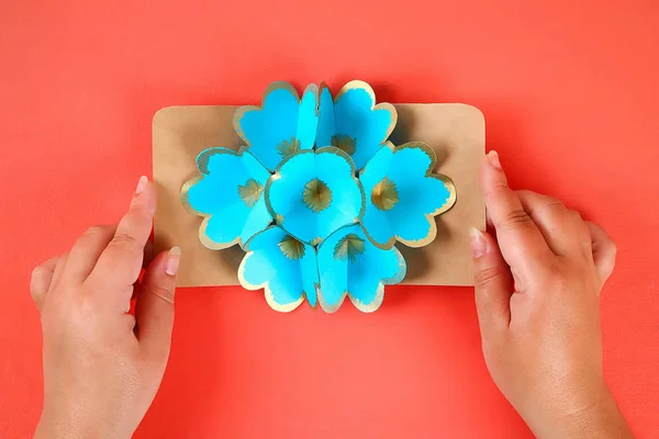 Diy tridimensional 3d cartão de saudação com flores para o dia das mães em um fundo de coral vivo . — Fotografia de Stock