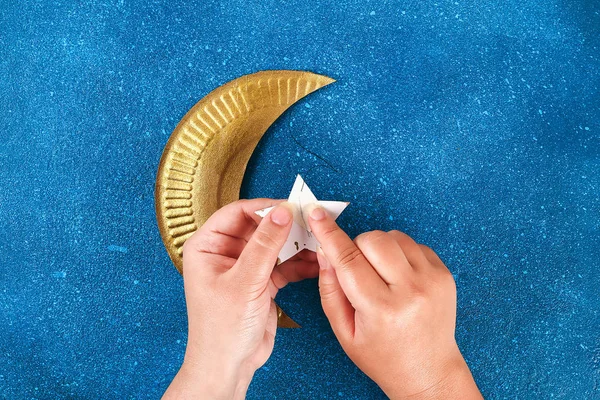 Luna crescente del Ramadan Kareem fai da te con una stella da un piatto di cartone usa e getta e vernice dorata . — Foto Stock