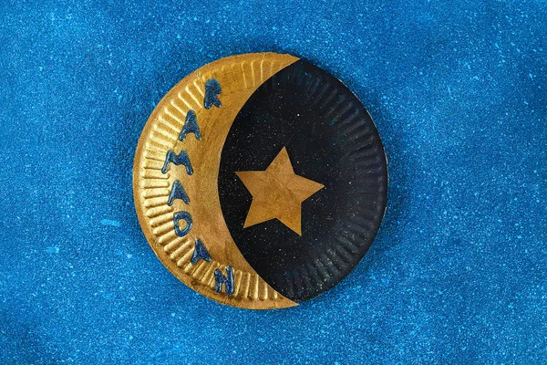 DIY Ramadan Kareem Crescent Moon med en stjärna från en engångskartong tallrik och guldfärg. — Stockfoto