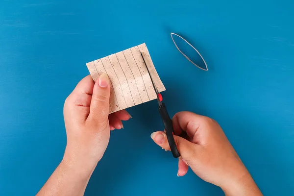 Diy Ramadan crescente kareem com de papelão, glitter ouro, mangas de papel higiênico . — Fotografia de Stock