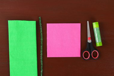 9 Mayıs'ta krep kağıdı, tel ve peçeteden karanfiller. Hediye fikri, dekor 9 Mayıs.