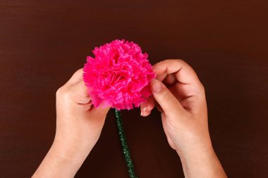 9 Mayıs'ta krep kağıdı, tel ve peçeteden karanfiller. Hediye fikri, dekor 9 Mayıs.