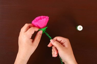 9 Mayıs'ta krep kağıdı, tel ve peçeteden karanfiller. Hediye fikri, dekor 9 Mayıs.