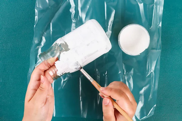 Diy Anneler Günü vazo bir cam kavanoz, pembe boya, parıltı, yıldız, altın bir kurdele metin ile