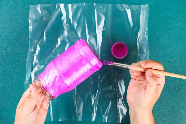 Diy Anneler Günü vazo bir cam kavanoz, pembe boya, parıltı, yıldız, altın bir kurdele metin ile