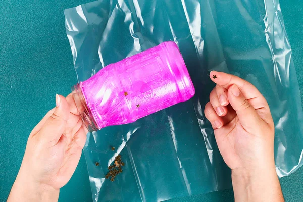 Diy Anneler Günü vazo bir cam kavanoz, pembe boya, parıltı, yıldız, altın bir kurdele metin ile