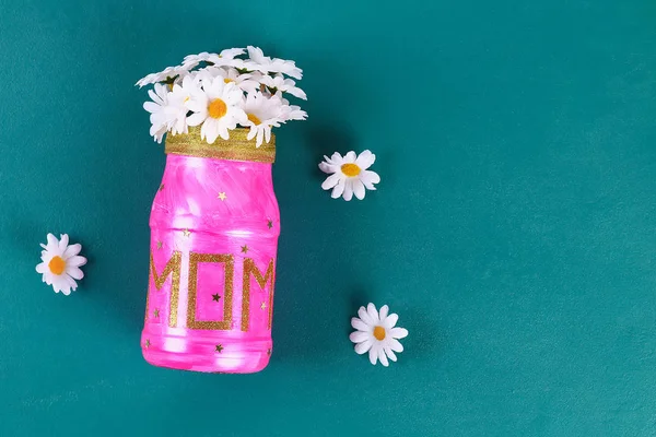 Diy Anneler Günü vazo bir cam kavanoz, pembe boya, parıltı, yıldız, altın bir kurdele metin ile