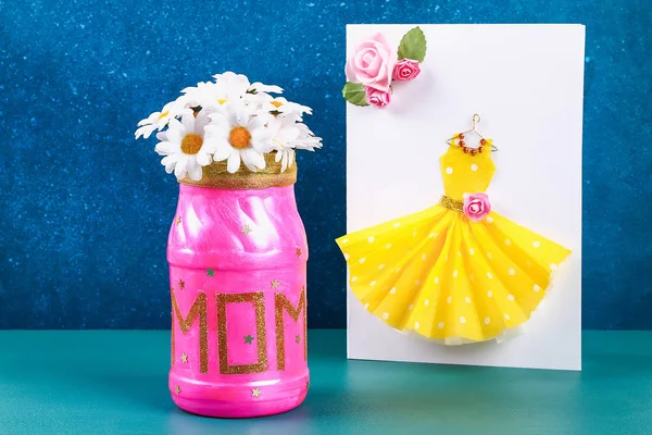 Ваза на День Матери с текстом из стеклянной банки, розовая краска, блестки, звезды, золотая лента — стоковое фото