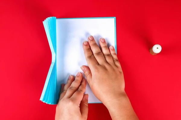 Diy Dia das Mães cartão de saudação na forma de cortina com papel camomila flor no fundo vermelho — Fotografia de Stock