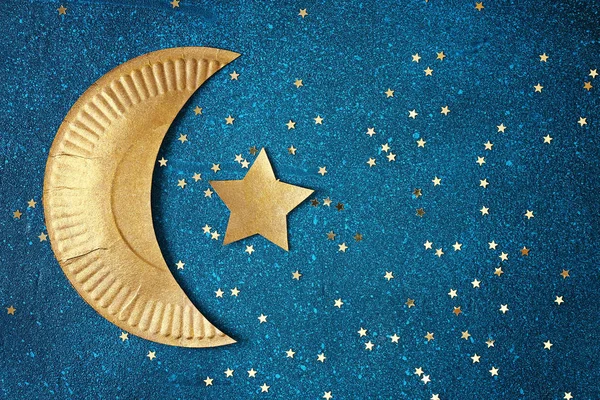 Ramadán Kareem fondo con media luna de oro y estrellas. Tarjeta de felicitación para vacaciones musulmanas Ramadán —  Fotos de Stock