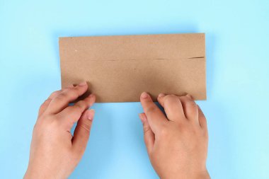 Diy babalar gün hediye çantası paketi gömlek kravat işçiliği kağıt mavi bir arka plan üzerinde.